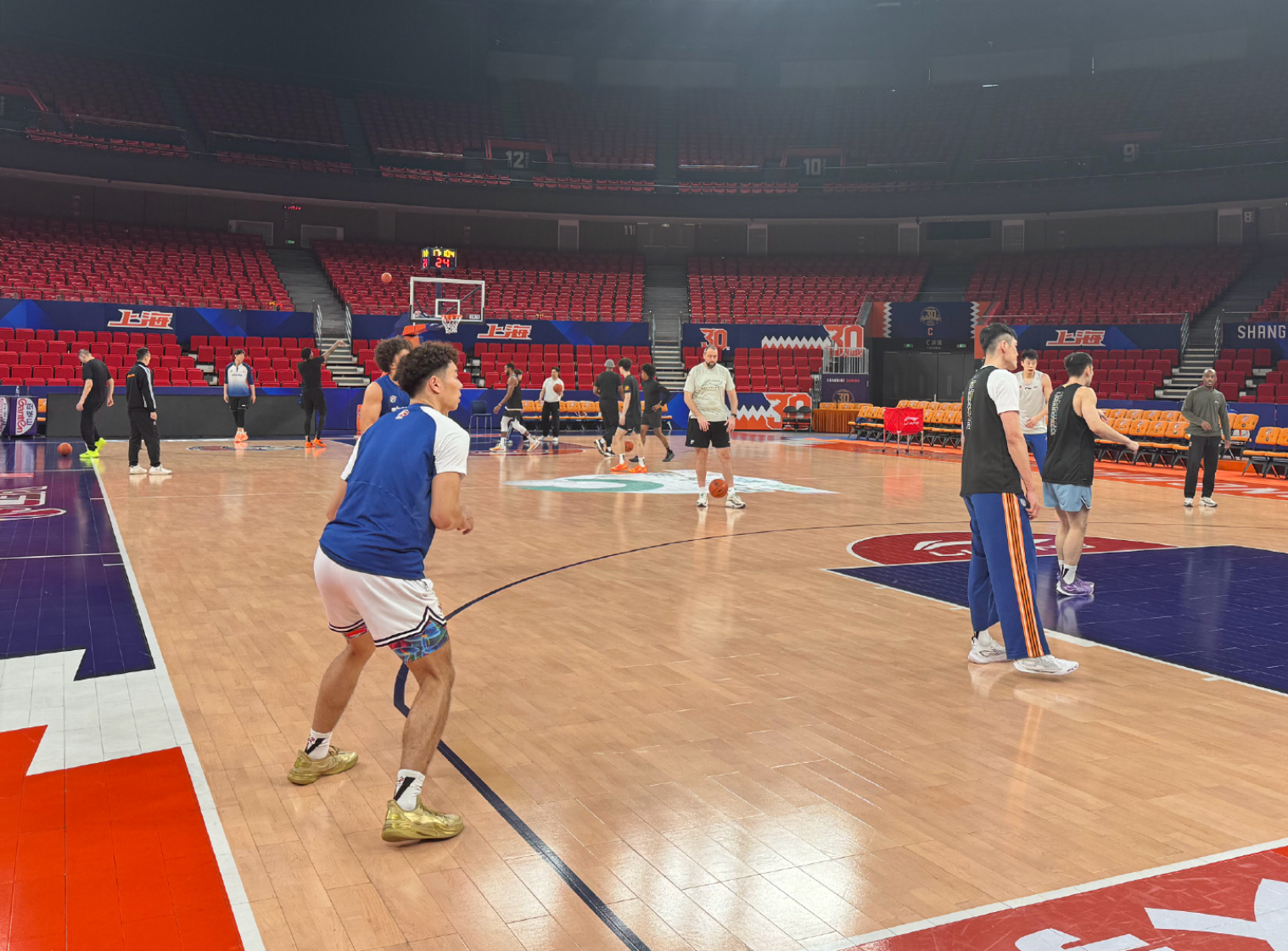 海洋之神590线路检测中心-上海备战广州！李添荣跟队，6人主动加练，弗格回应状态回暖！